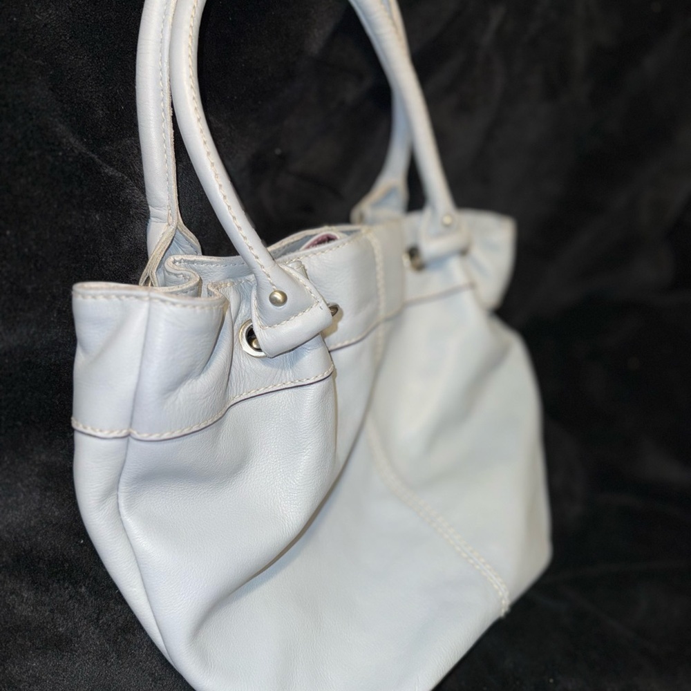 Tignanello White Leather Shoulder Bag with Elegant Pleating